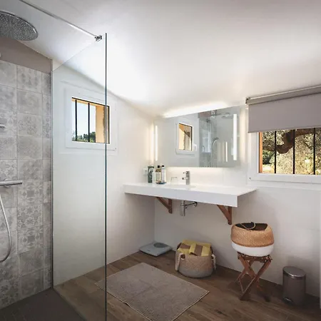 Bastide Sainte Trinide ساناري سور مير